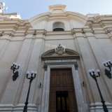 La parte frontale � tripartita, scandita da doppie paraste e sormontata da un cornicione che si incurva al centro a formare un frontone spezzato su cui si erge un fastigio barocco